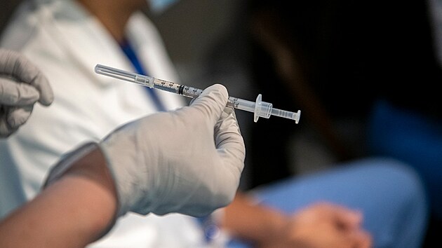 Zdravotnice podává okování proti koronaviru v nemocnici v americkém Bostonu....