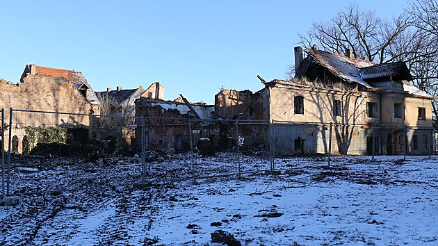 V Blanech nedaleko Podboan na Lounsku se radnice pustila do demolice starho mlna a sousedn koeluny.