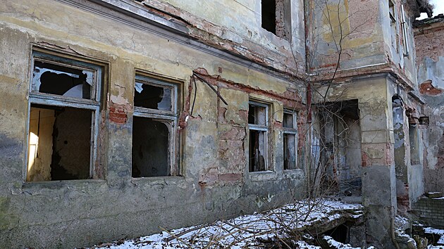 Ml�n i ko�elu�na byly n�kolik des�tek let opu�t�n� a zna�n� zch�traly.