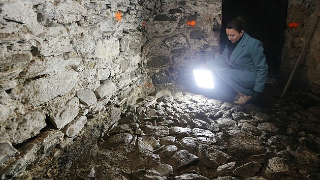 Starostka Hrobic Jana Syslov v rekonstruovan tvrzi, kde byla v jednom ze sklep objevena zachoval dlaba, je by mla pochzet z obdob stedovku.