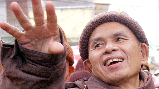 Vietnamský mnich a mírový aktivista Thich Nhat Hanh (12. ledna 2005)