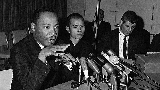 Vietnamský mnich a mírový aktivista Thich Nhat Hanh s Martinem Lutherem Kingem v USA v 60. letech (32. května 1966)