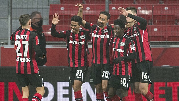Fotbalisté Leverkusenu spolu s Patrikem Schickem (zcela vpravo) oslavují gól,...