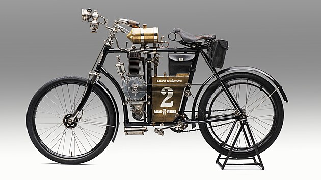 Stroj poh�n�l jednov�lec 240 cm3, ve standardn� verzi o v�konu 1,75 k (1,3 kW) a rychlosti a� 40 km/h.