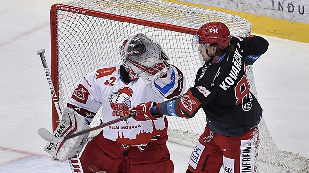 Utkn 57. kola hokejov extraligy: HC Oceli Tinec - HC Olomouc. Zleva brank Olomouce Branislav Konrd a Michal Kovak z Tince