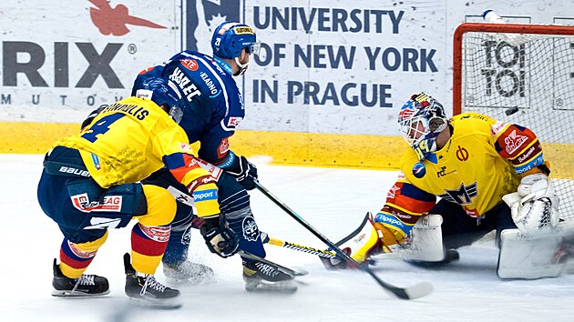 Hokejov extraliga, 47. kolo, Ryti Kladno - Motor esk Budjovice. Domc Martin Kadlec pekonv Dominika Hrachovinu.