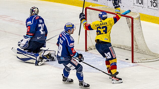 Utkn 47. kola hokejov extraligy: Ryti Kladno - Motor esk Budjovice. Zleva brank Kladna Landon Bow, kter inkasuje gl, Danny Kristo z Kladna a Josef Kolek z eskch Budjovic.