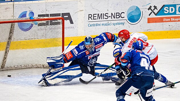 Hokejov extraliga, 52. kolo, Ryti Kladno - Oceli Tinec. Milo Roman z Tince pekonv Landona Bowa z Kladna.