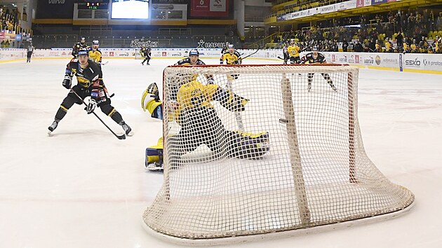 Hokejov extraliga, 46. kolo, Litvnov - Zln.
Patrik Zdrhal vlevo pekonv Libora Kaka