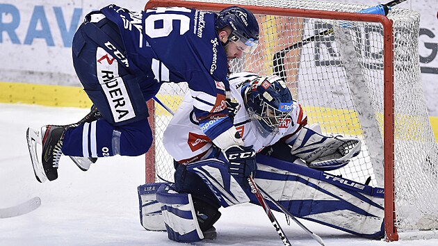 Utkn 46. kola hokejov extraligy: HC Vtkovice Ridera - Ryti Kladno. Zleva Roman Polk z Vtkovic a brank Kladna Landon Bow