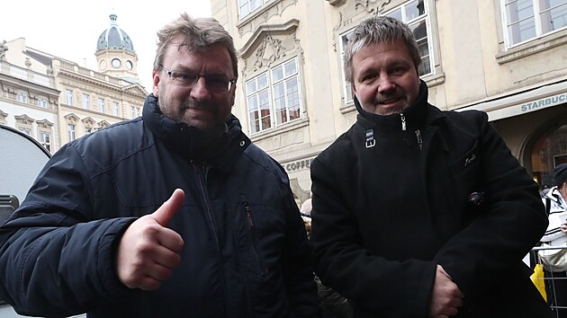 Odprci pandemickho zkona protestuj v Praze. Na snmku vlevo Lubomr Voln bval len Poslaneck snmovny esk republiky a Jakub Olbert. (25. ledna 2022)