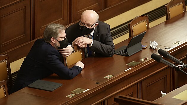 Podstatn� ��st pandemick�ho z�kona pozb�v� platnost 28. �nora, ale vl�da chce jeho ��innost prodlou�it a tak� roz���it opr�vn�n� vyd�vat mimo��dn� opat�en�. Na sn�mku vlevo premi�r Petr Fiala (ODS) a Vlastimil V�lek (TOP 09). (25. ledna 2022)