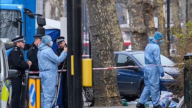 Muž v Londýně srazil autem útočníka, který bodal ženu. (24. ledna 2022)