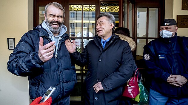 P�edseda hnut� P��saha Robert �lachta odevzdal spolu s p��znivci hnut� P��saha na ministerstvu spravedlnosti petici za prov��en� covidov�ch st�tn�ch zak�zek. Petici p�evzal ministr Pavel Bla�ek osobn�. (27. ledna 2022)