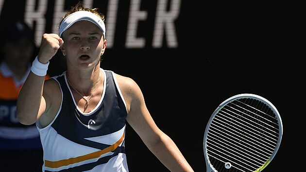 Barbora Krejčíková se povzbuzuje ve třetím kole Australian Open.