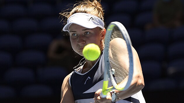 Barbora Krejkov hraje bekhend ve tetm kole Australian Open.
