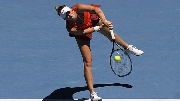 Markéta Vondroušová podává ve třetím kole Australian Open.