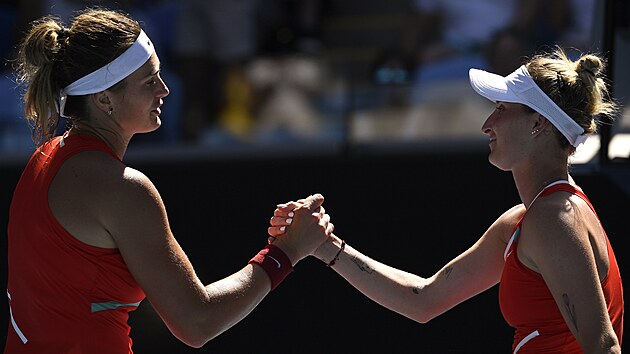 Markéta Vondroušová (vpravo) gratuluje Bělorusce Aryně Sabalenkové k postupu do osmifinále Australian Open.
