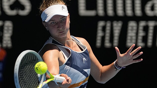 Barbora Krejkov hraje forhend v osmifinle Australian Open.