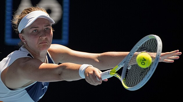 Barbora Krejčíková se natahuje po míči v osmifinále Australian Open.