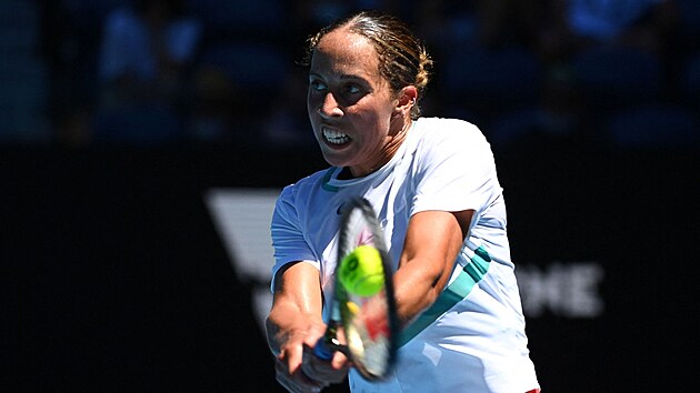 Amerianka Madison Keysov hraje bekhend v osmifinle Australian Open.