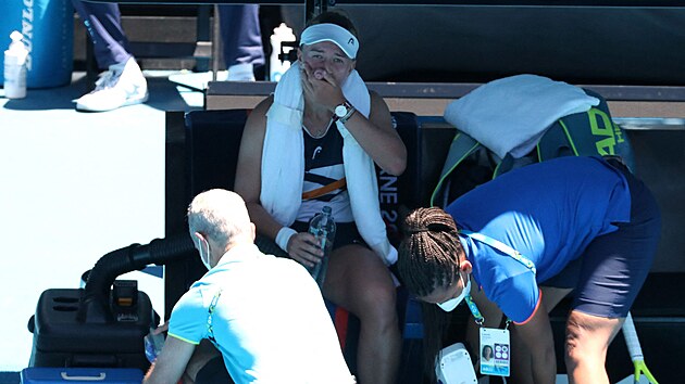 Barbora Krejkov se nechv oetovat ve tvrtfinle Australian Open.