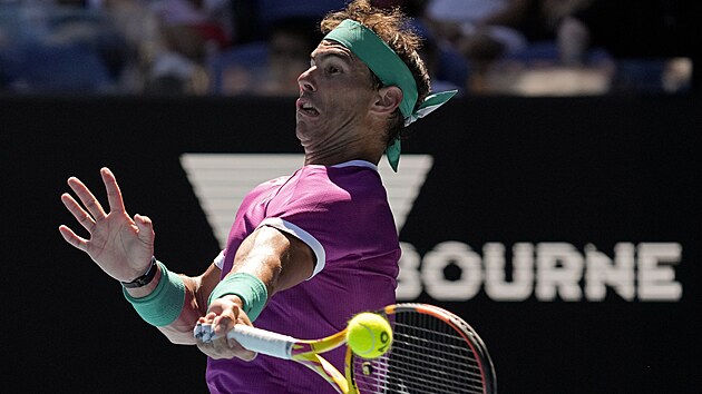 panl Rafael Nadal hraje forhend ve tvrtfinle Australian Open.