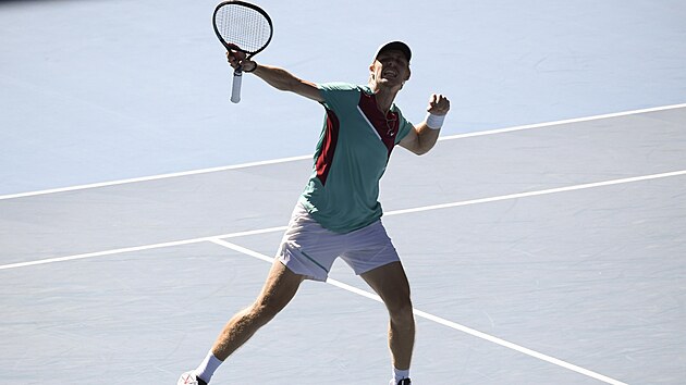 Kanaan Denis Shapovalov se hecuje ve tvrtfinle Australian Open.