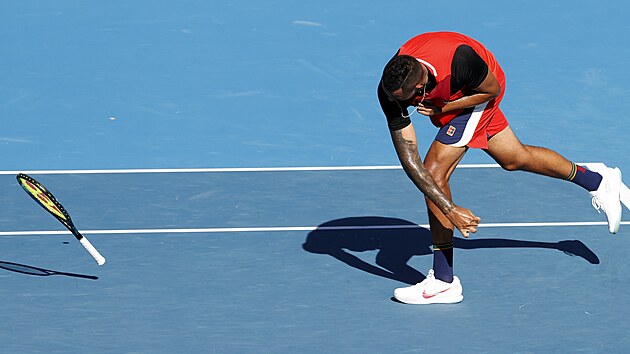 Australan Nick Kyrgios se roziluje ve tvrtfinle deblu Australian Open.