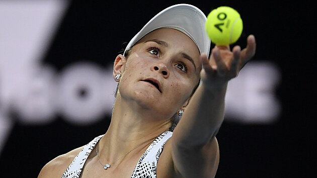 Australanka Ashleigh Bartyová podává ve čtvrtfinále Australian Open.