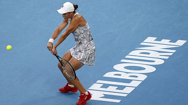 Australanka Ashleigh Bartyov hraje bekhend ve tvrtfinle Australian Open.