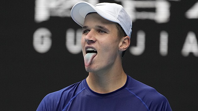 Jakub Menšík se hecuje ve finále juniorky Australian Open.