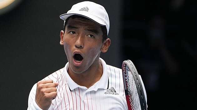 Američan Bruno Kuzuhara se hecuje ve finále juniorky Australian Open.