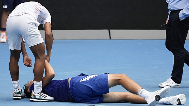 Američan Bruno Kuzuhara (v bílém) utěšuje vyčerpaného Jakuba Menšíka po finále juniorky Australian Open.