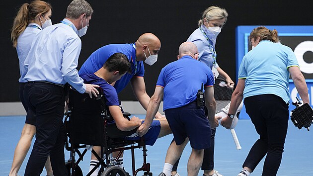 Vyčerpaný Jakub Menšík opouští kurt na vozíku po finále juniorky Australian Open.