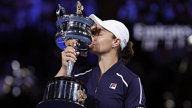 Australanka Ashleigh Bartyová líbá s trofej pro šampionku Australian Open.
