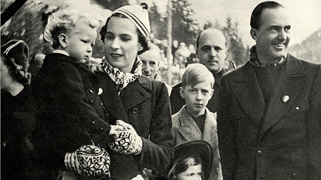 Poslední italský král Umberto II. s královnou Marií Josefou Belgickou a s dětmi v roce 1939