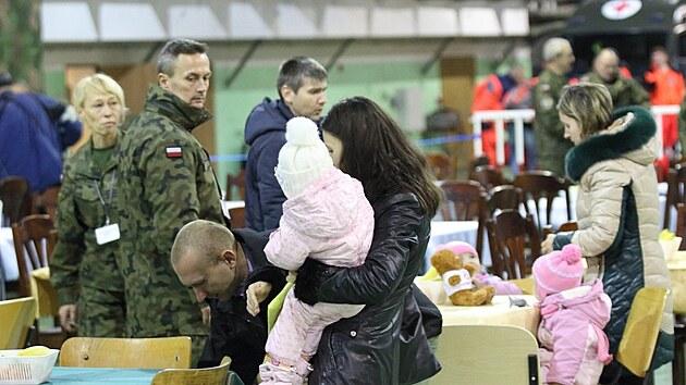 Polsko pijalo uprchlky z vchodu Ukrajiny, kde zu vojensk konflikt mezi proruskmi separatisty a ukrajinskou armdou. Existuj obavy, e rusk invaze na Ukrajinu by mohla rozpoutat novou migran krizi. (23. listopadu 2015)