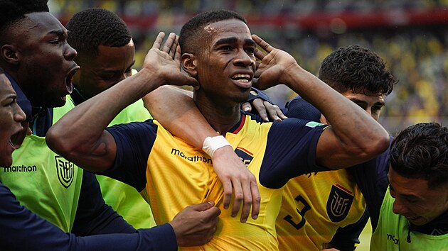 Ekvdorsk fotbalista Flix Torres slav dleitou branku v kvalifikaci o mistrovstv svta proti Brazlii.