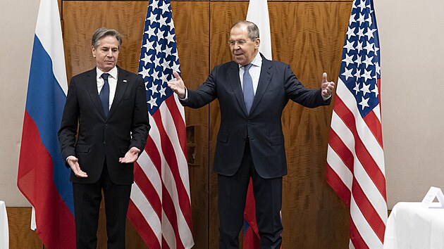 Ruský ministr zahraničí Sergej Lavrov a americký ministr zahraničí Antony Blinken na jednání v Ženevě (21. ledna 2022)
