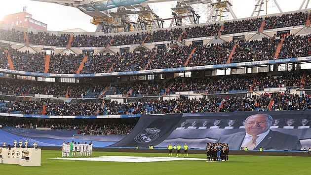 Fotbalist Realu Madrid a Elche ped zatkem zpasu uctili pamtku nedvno zesnulho Francisca Genta.