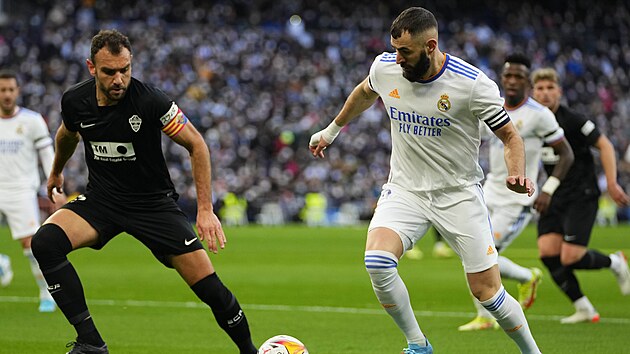 Kapitán Realu Madrid Karim Benzema vede balon v zápase proti Elche.