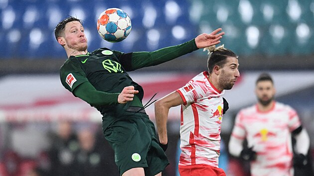 Wout Weghorst z Wolfsburgu (vlevo) se snaží zpracovat balon v zápase proti Lipsku.