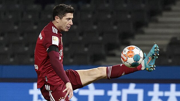 Robert Lewandowski z Bayernu se sna zpracovat balon.
