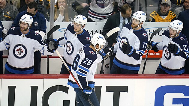 Blake Wheeler (na led) z Winnipegu slav se spoluhri vstelenou branku v zpase proti Pittsburghu.