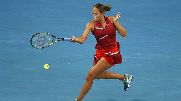 Američanka Madison Keysová se natahuje po balonku v semifinále Australian Open.