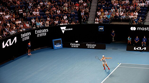 Australanka Ashleigh Bartyová se napřahuje k úderu v semifinále proti Madison Keysové.