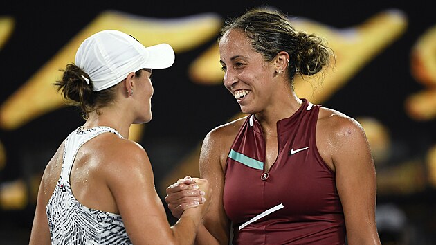 Američanka Madison Keysová (vpravo) gratuluje Ashleigh Bartyové k postupu do finále Australian Open.