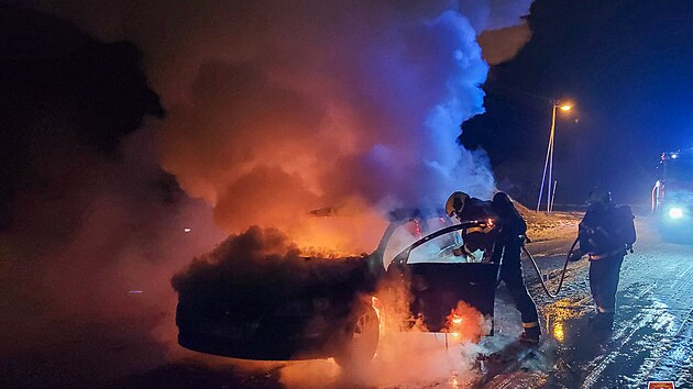 Hasiči likvidovali požár osobního auta v Žabni na Frýdecko-Místecku