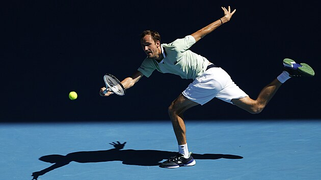 Daniil Medvedv v zpase tvrtho kola Australian Open proti Amerianovi Maximu...